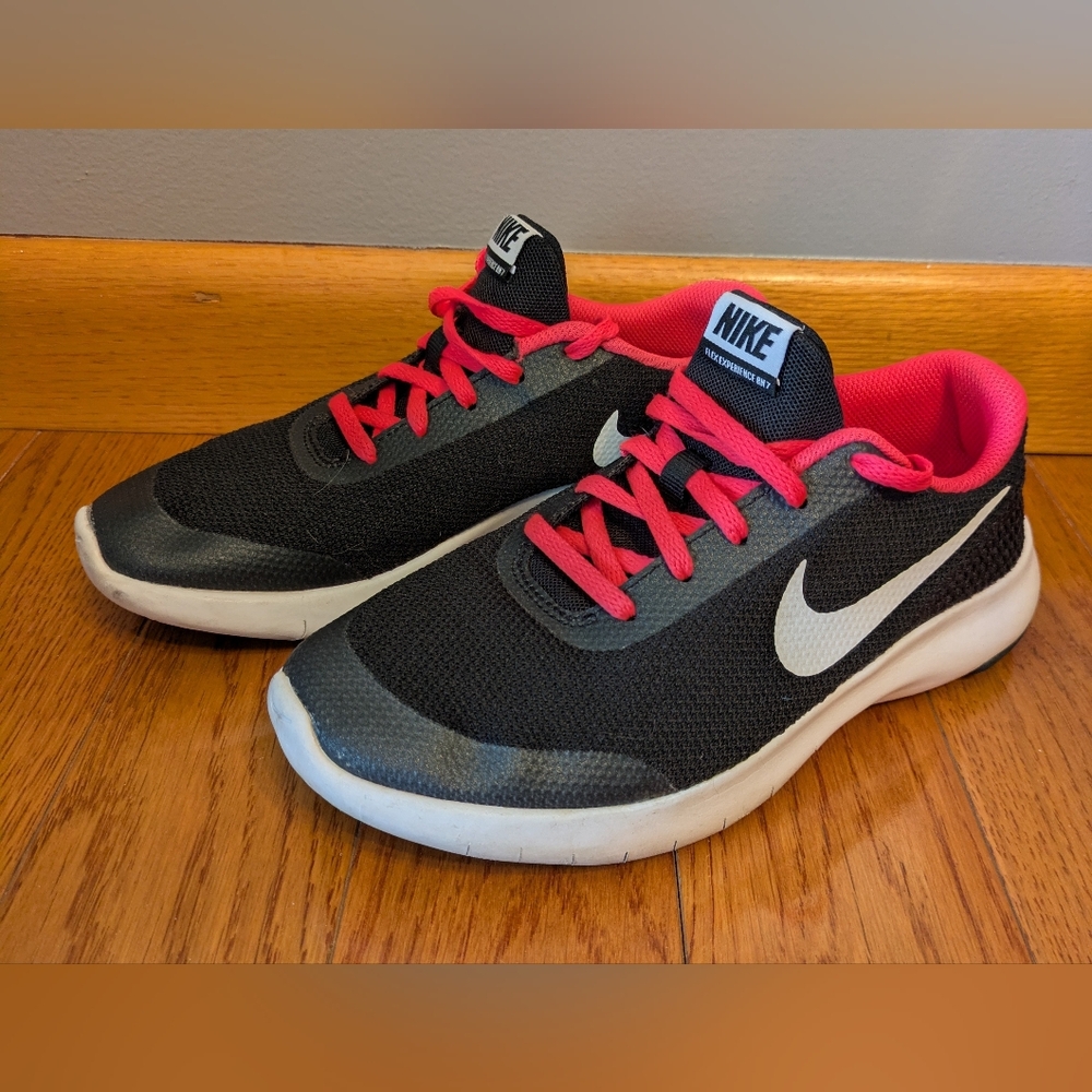 Nike Girl's Black Athletic Shoes with Pink Accents Sz 4